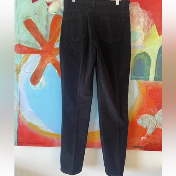 NWT Gloria Vanderbilt Amanda Black Corduroy Velvet Jeans Women Slim Leg
Size 8 - Picture 2 of 9
